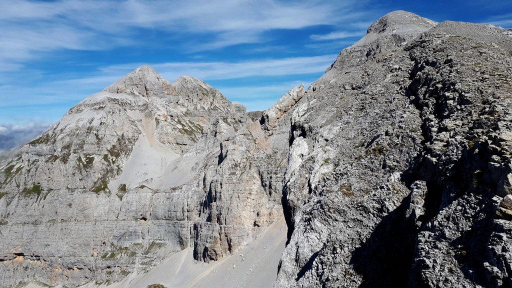 ripresa la cresta, volendo è possibile salire sulla cima del pilastrone appena aggirato salendo su queste rocce rotte.