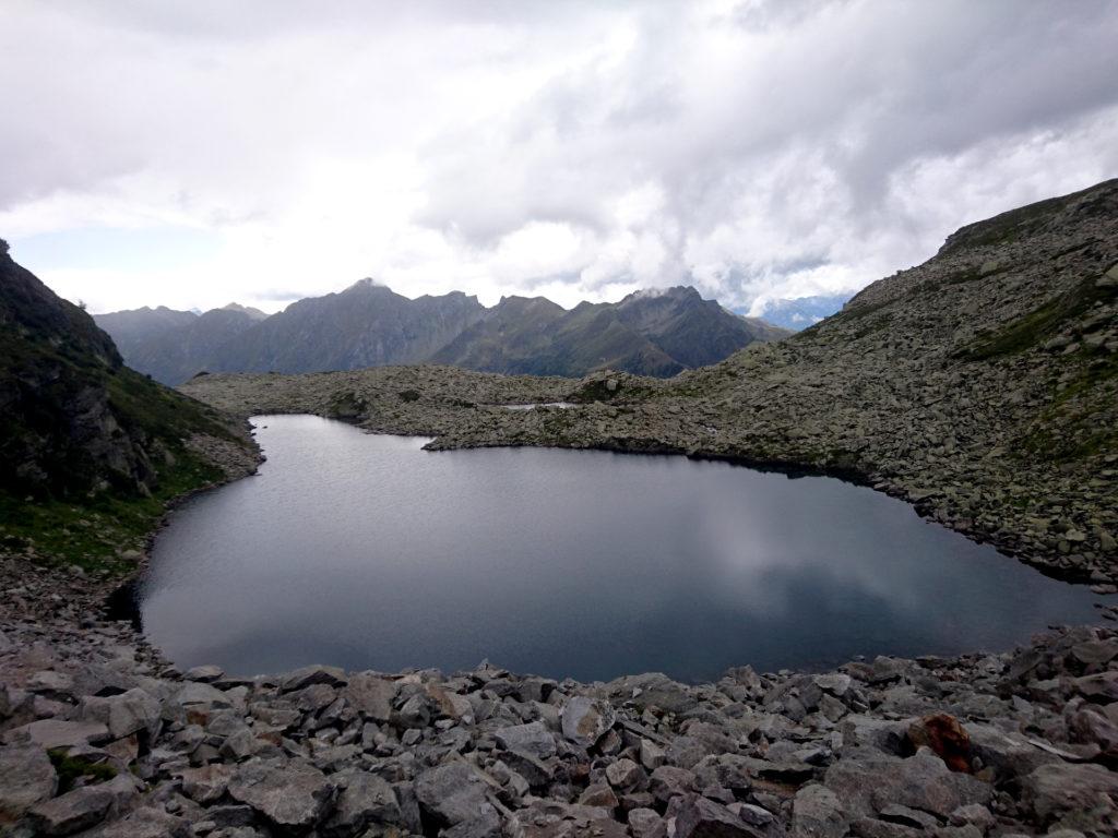 laghetto dal colore plumbeo: il meteo non è dei migliori