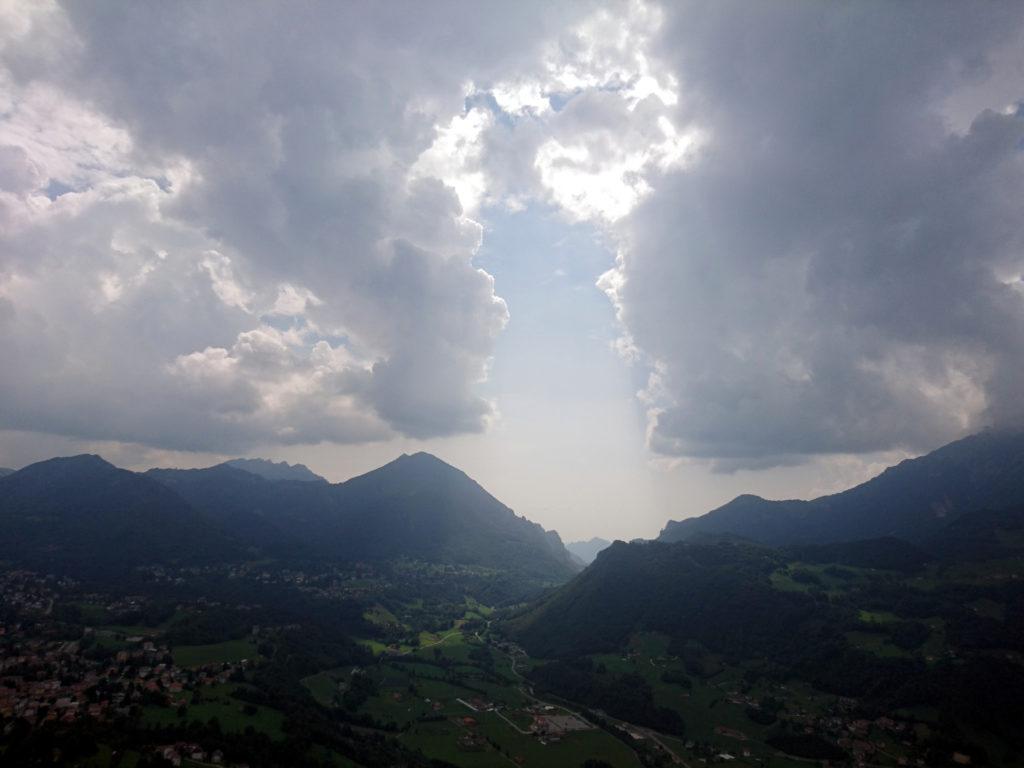 La vista verso la Valsassina. Il meteo ha minacciato ma alla fine non ha fatto neanche una goccia