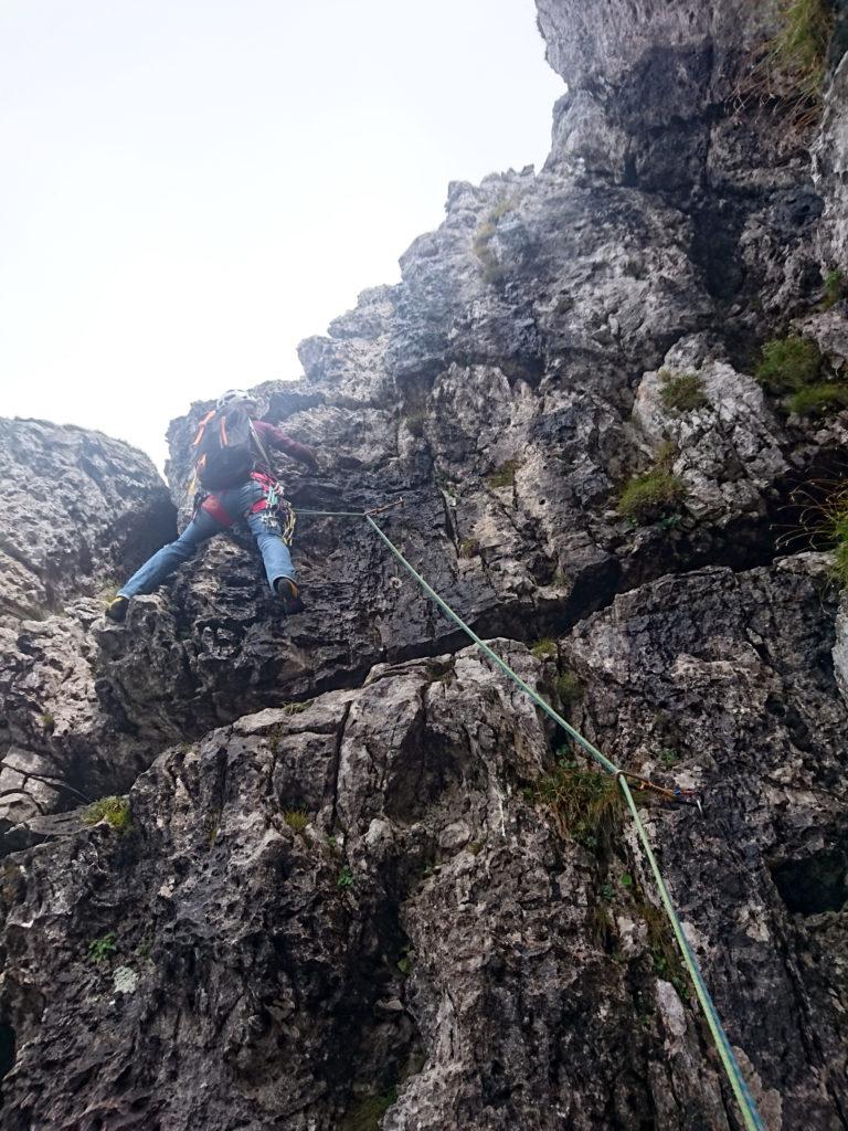 Erica sulla placca nera del quarto tiro che esce poi su un grande terrazzo