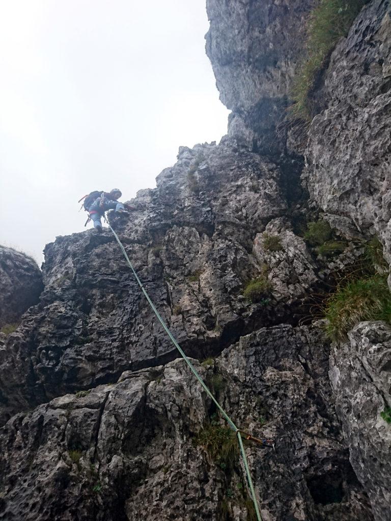 Superato il punto più impegnativo si procede su rocce più semplici