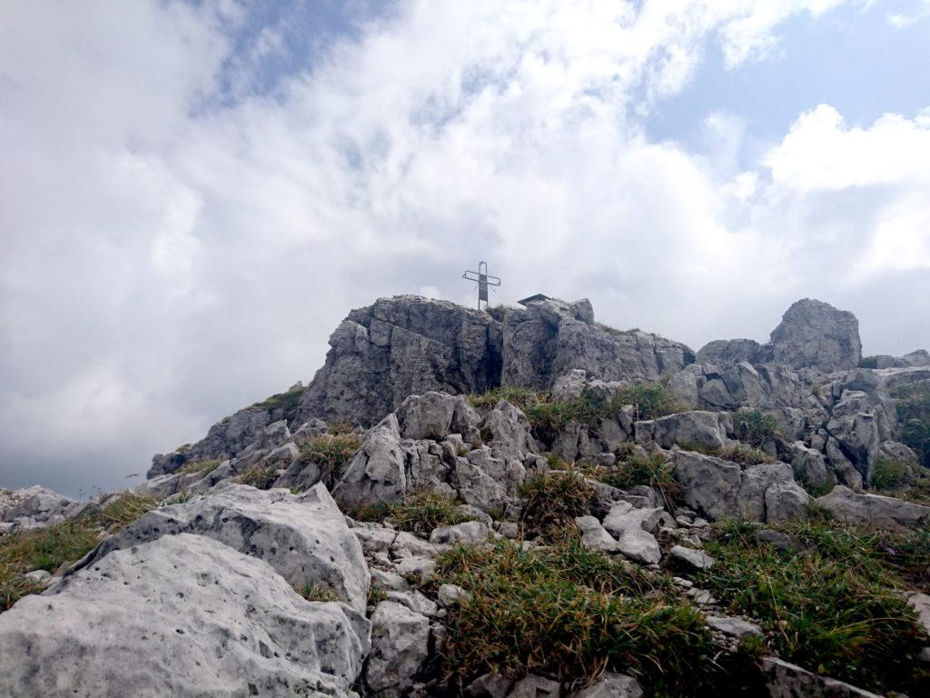 Al termine dell'ultimo tiro si vede la croce dei vetta poco sopra