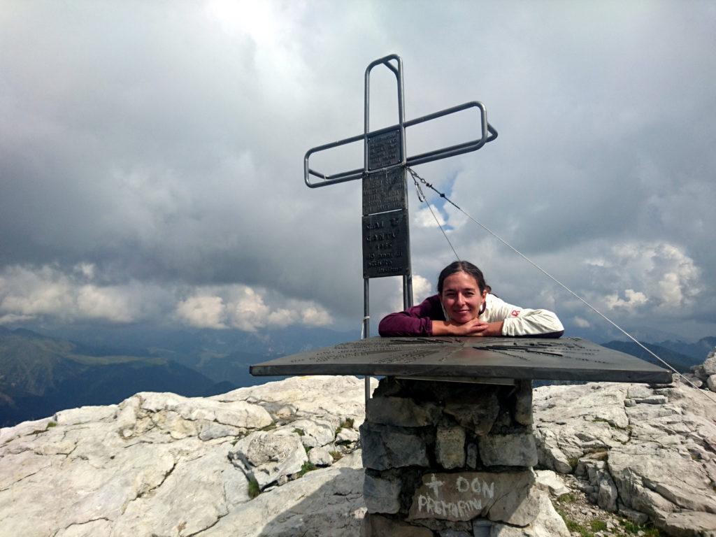 Erica sorridente sulla rosa dei venti della cima del Campelli