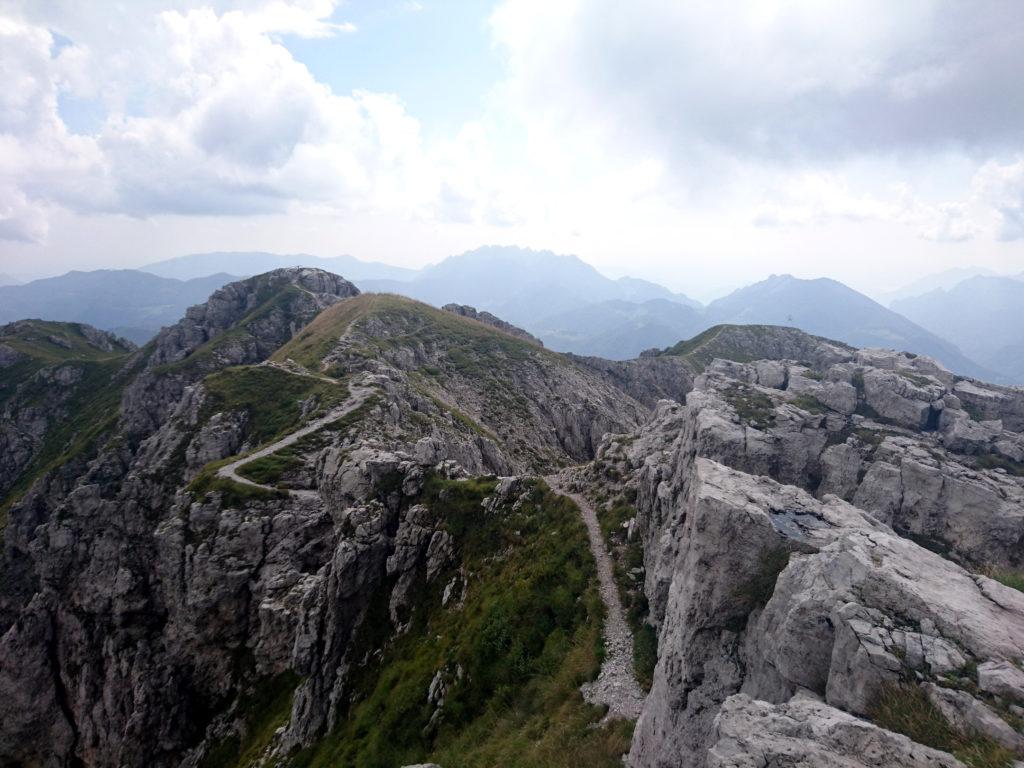 Per scendere dal canalone dei camosci bisogna prima seguire il sentiero di cresta fino quasi al Pesciola