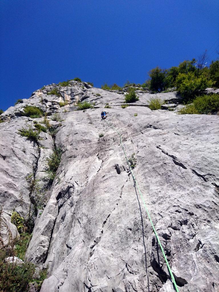 Prima di iniziare la via, facciamo un bel tiro di riscaldamento di 35mt sui monotiri lì accanto