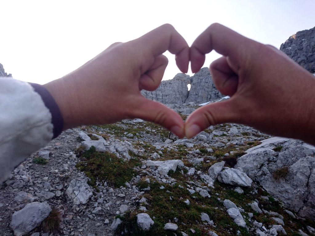 la finestra della val Gelada con un po' di fantasia si ascrive perfettamente in un cuore :P