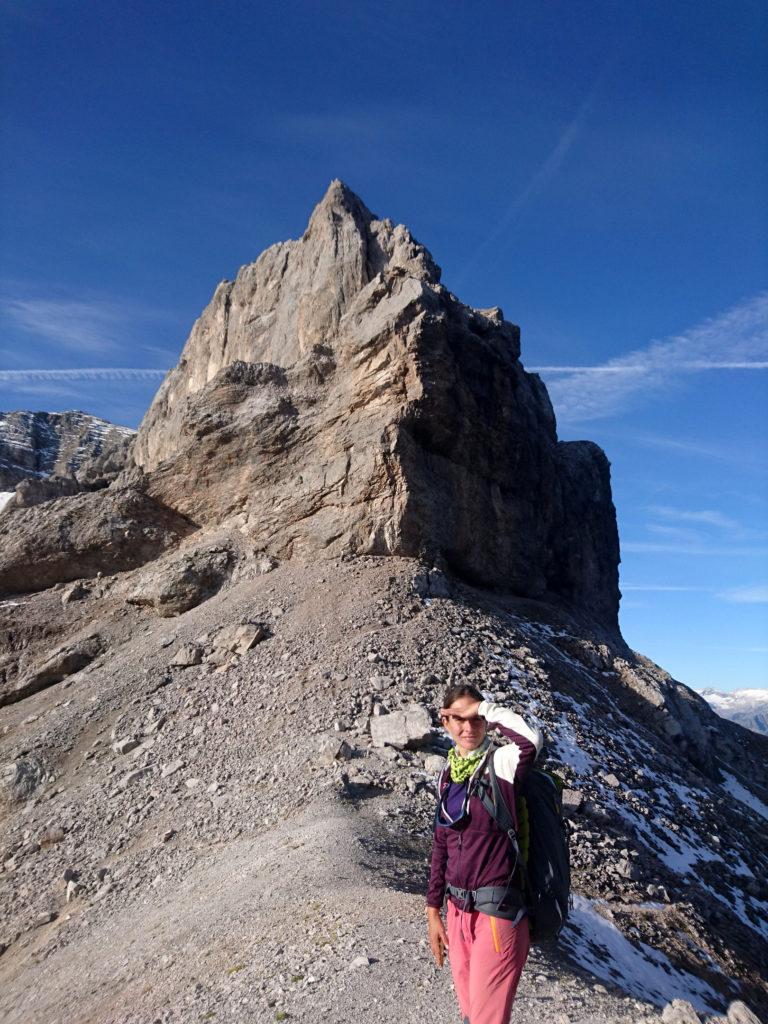 Erica appena arrivati alla bocchetta, con alle spalle la nostra cresta e il primo sole che ci bacia