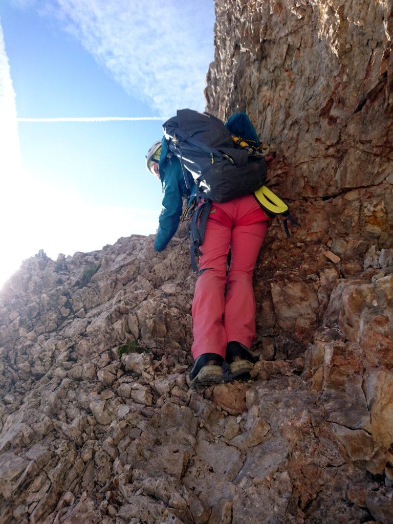 la prima rimontina per raggiungere l'attacco è subito su roccia rotta e dobbiamo riprenderci l'abitudine. Qui ancora non siamo legati