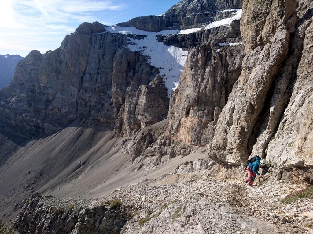 si segue poi ancora per sfasciumi in direzione opposta stando accanto alla roccia fino a raggiungere il diedro d&#039;attacco