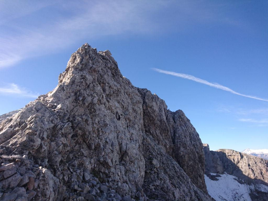 al termine del diedro si arriva a ridosso della cresta, ma non bisogna salirci sopra, bensì scendere lateralmente seguendone il filo fino a ritrovare la rimonta successiva