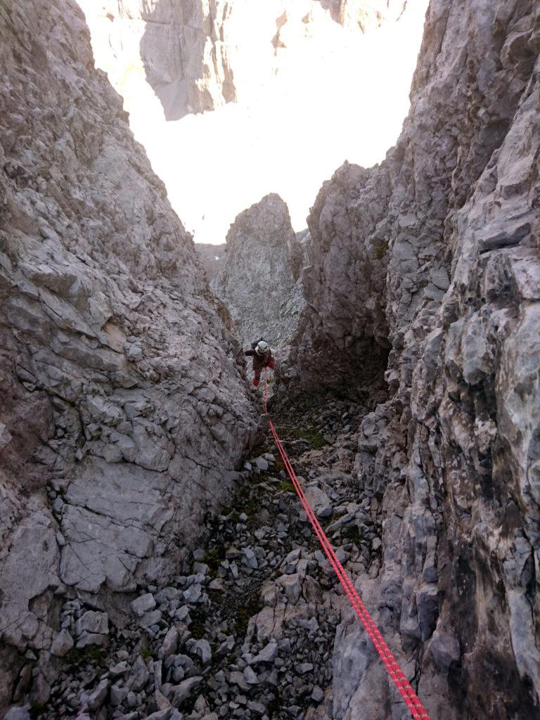 poi di nuovo per terreno misto fino a riguadagnare la cresta. Attenzione a non tirar giù sassi!!