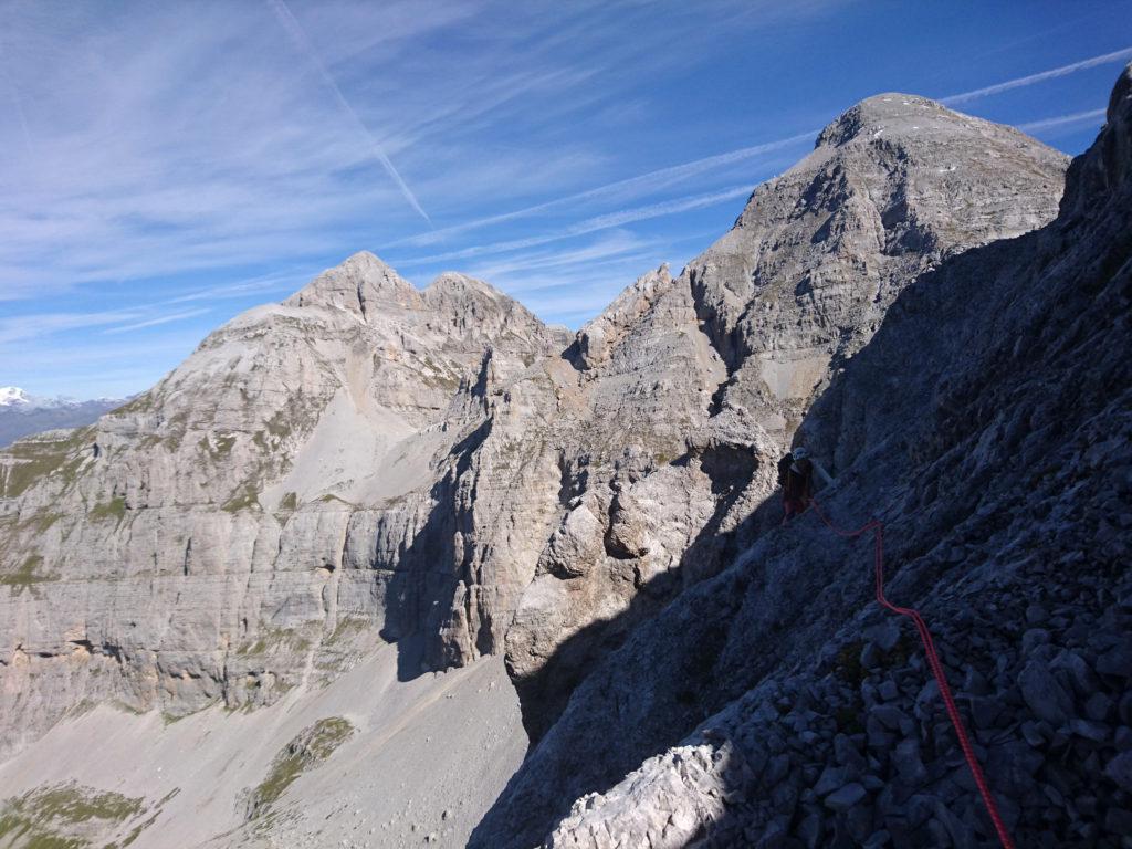 si riprende a traversare in orizzontale su terreno marcio e poi in leggera discesa fino ad una sella