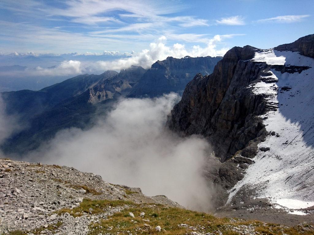 la vista è molto bella da quassù. Ci sono delle nuvole che stanno salendo velocemente da fondovalle