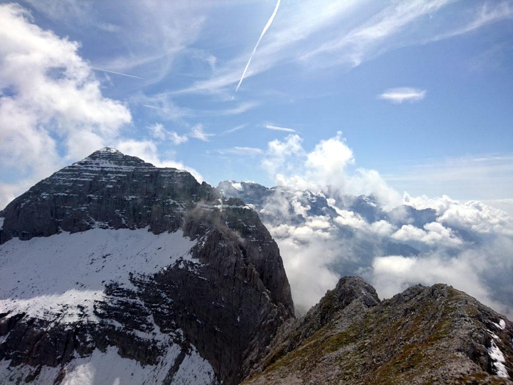 il Brenta si mostra a tratti sullo sfondo tra una nuvola e l'altra