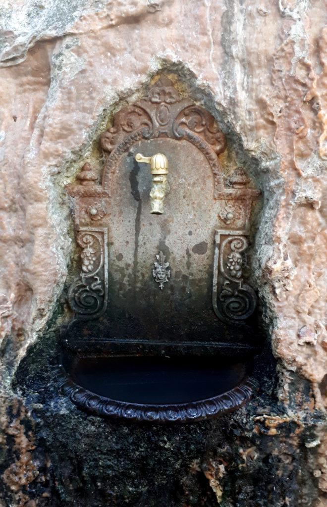 la fontanella che si trova al parcheggio, al termine della strada asfaltata