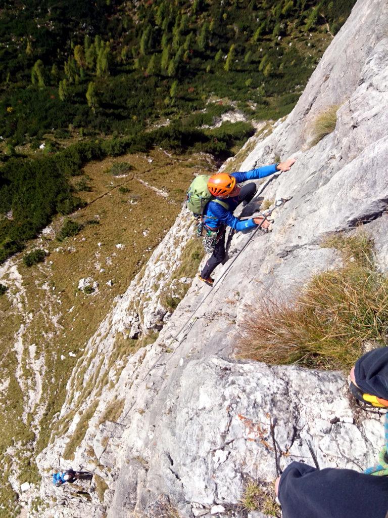 Anche Dario impegnato sulla placca del terzo tiro con la sua cordata