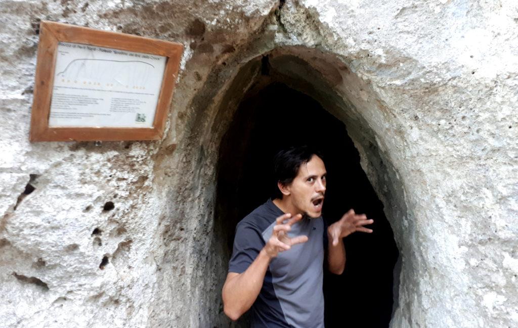 scendendo esploriamo il Grottino del Bric, accanto al quale si trova una bella falesia