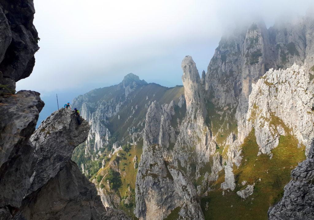 Intanto un'altra cordata è da poco giunta sulla cima del Fungo e c'è una breve apertura delle nuvole che ci permette di godere di un po' di paesaggio