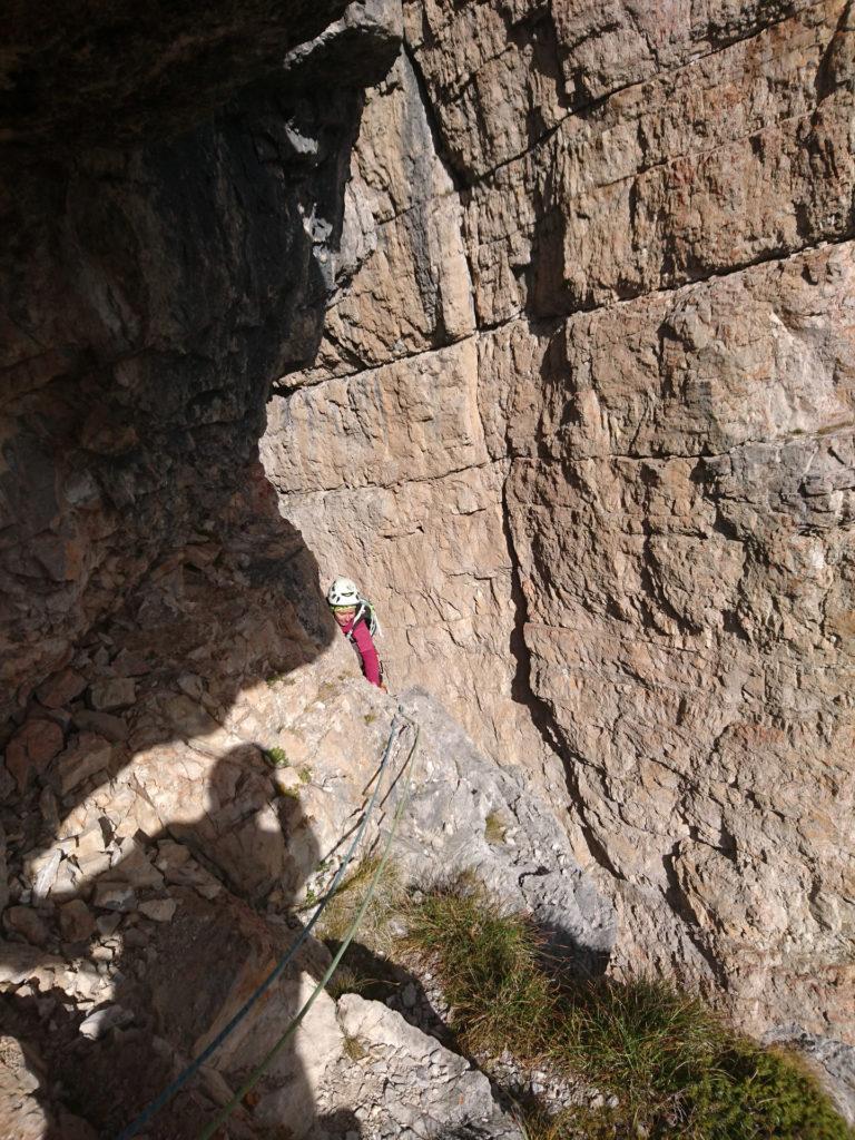 Erica affronta il traverso finale del sesto tiro che conduce in sosta