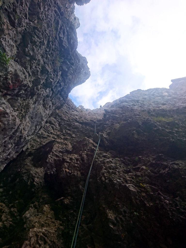 La lunga calata dalla cima della Torre verso la base del Fungo