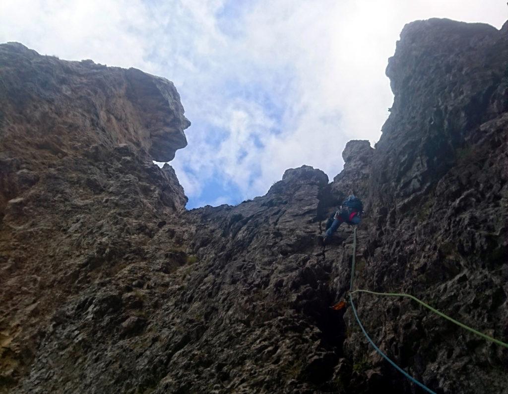 Erica sul primo tiro del Fungo. Entro un metro sbaglierà strada salendo verticale sul pilastro in mezzo quando la via sarebbe verso la sella di sinistra