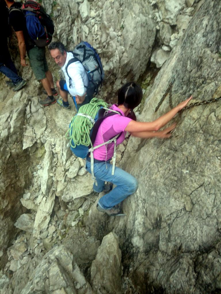 Erica sulla ferrata della Direttissima, in avvicinamento alla nostra scalata