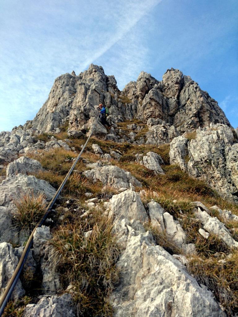 Al termine della placca del settimo tiro si arriva su terreno appoggiato e da qui per roccette di II fino in vetta