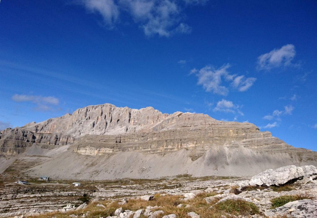 Appena arrivati in cima, si vede sul versante opposto la Pietra Grande con la sua bellissima cresta