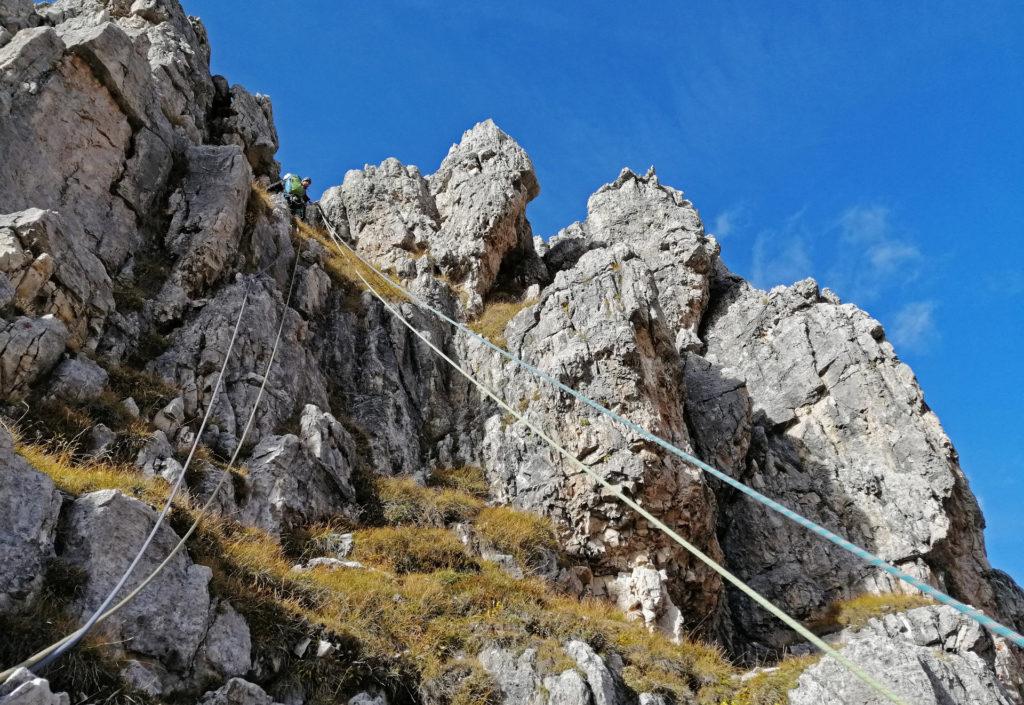 il tratto finale che conduce in vetta per semplici roccette