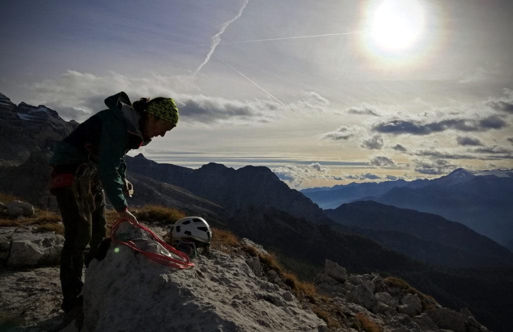 Erica riprende fiato sulla vetta e sistema un po' l'attrezzatura