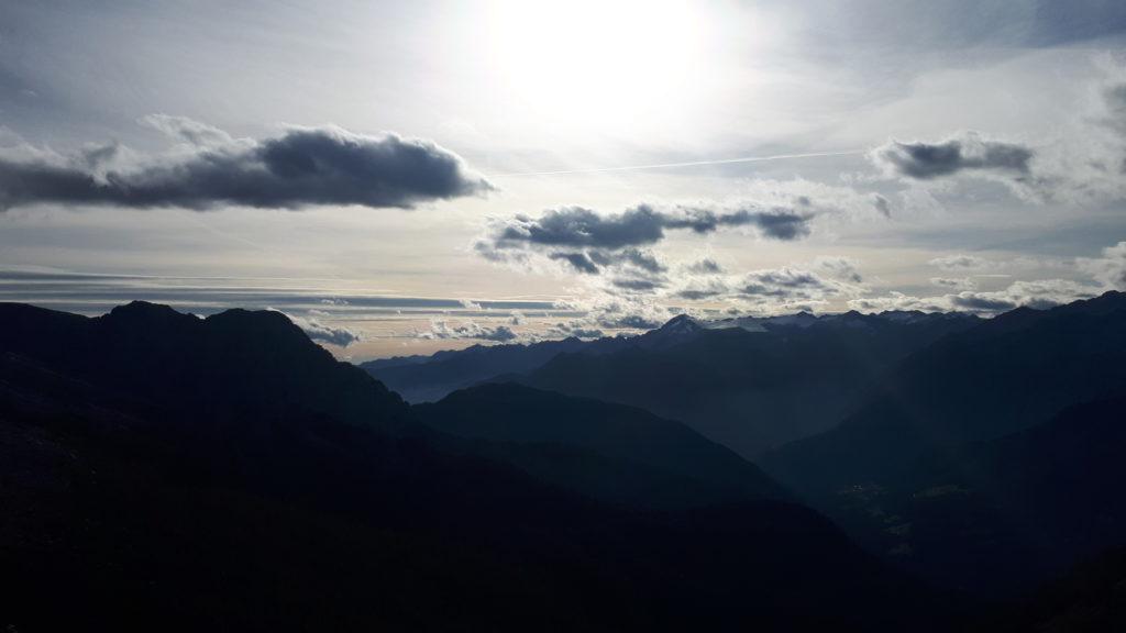 Bel controluce guardando in direzione del Caré Alto e dell&#039;Adamello