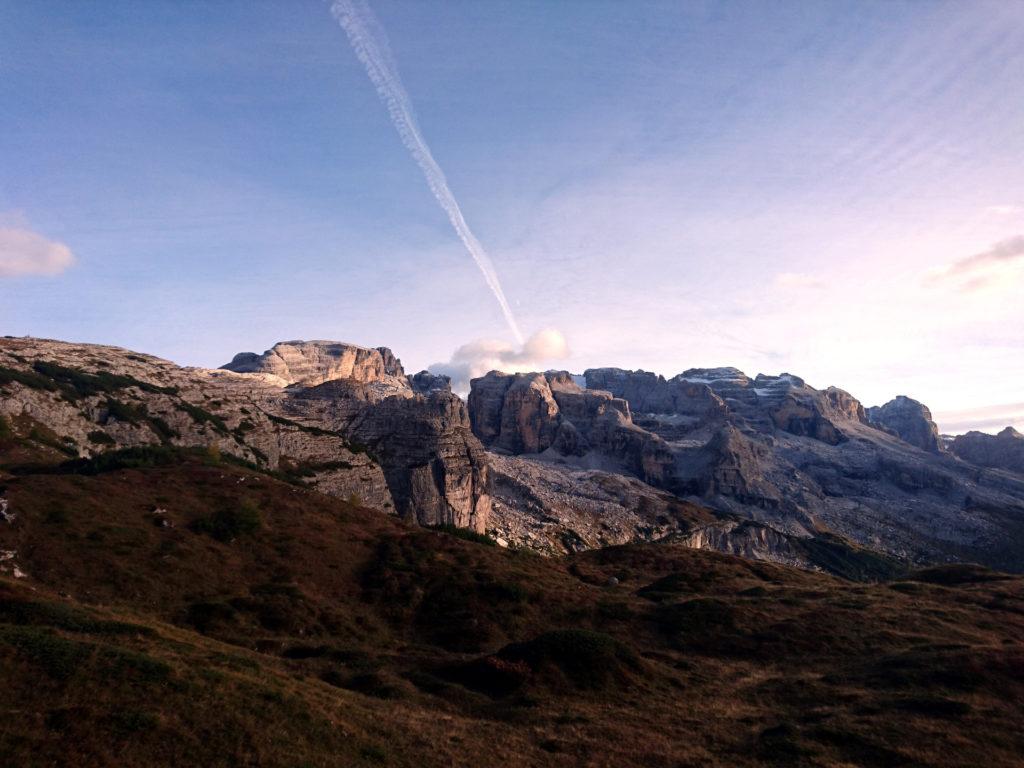 finalmente lungo il sentiero di discesa, con il Brenta che prende colore