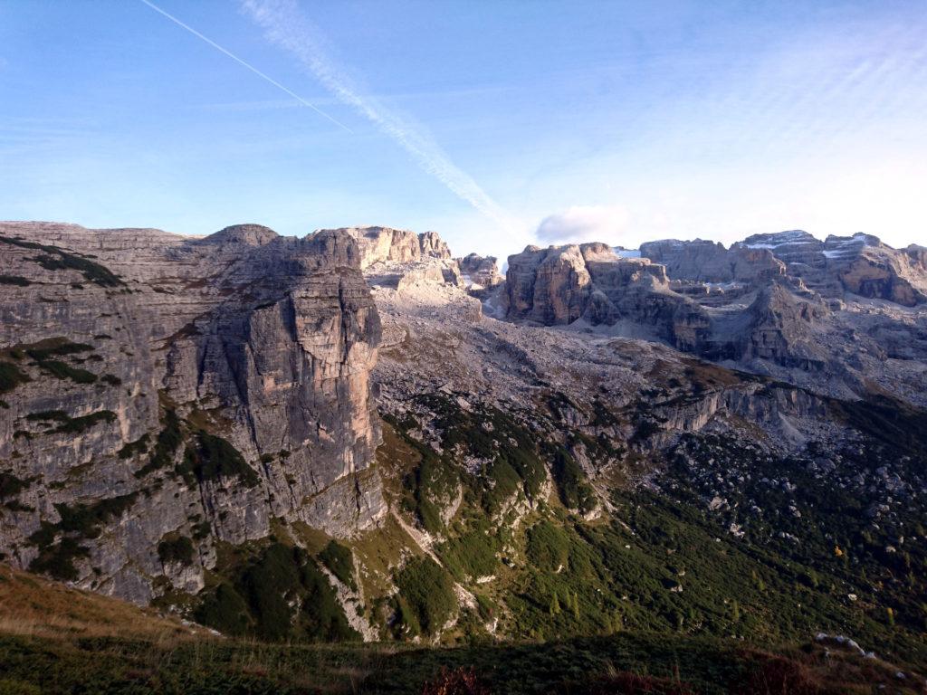 Sulla sinistra il primo torrione della Corna Rossa visto dal sentiero di discesa e lo spettacolare Brenta sullo sfondo