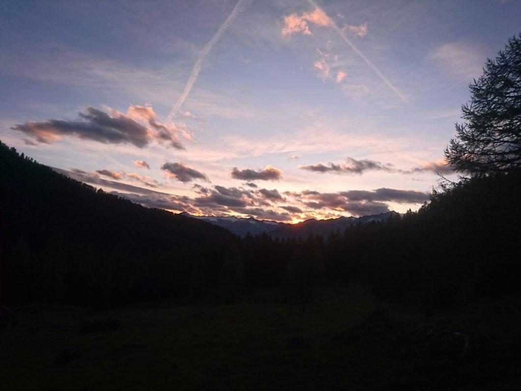 il prato della malga di Vallesinella di Sopra con il bel tramonto