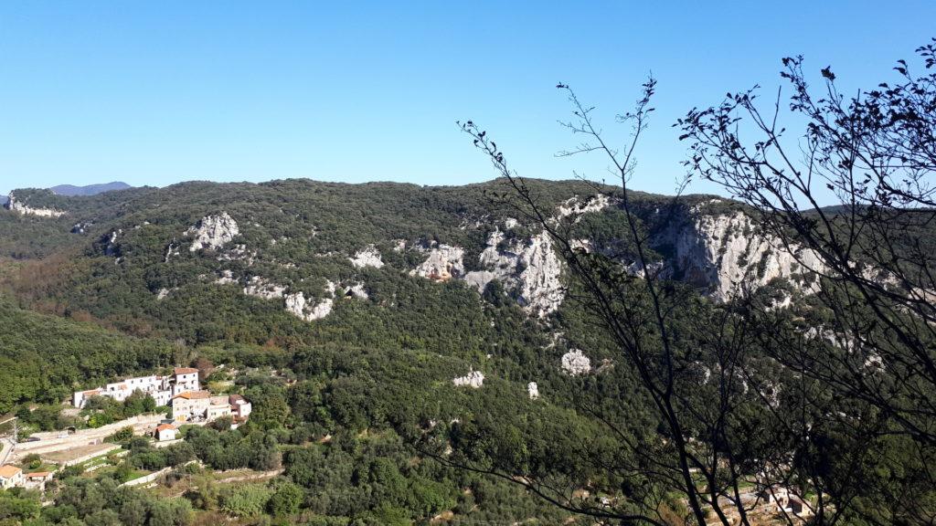 guardando verso l'alveare e la grotta dell'edera