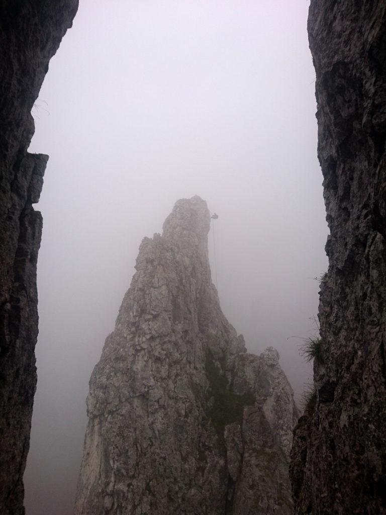 Di fronte a noi c'è già gente che si cala dal Campaniletto, immerso completamente nella nebbia