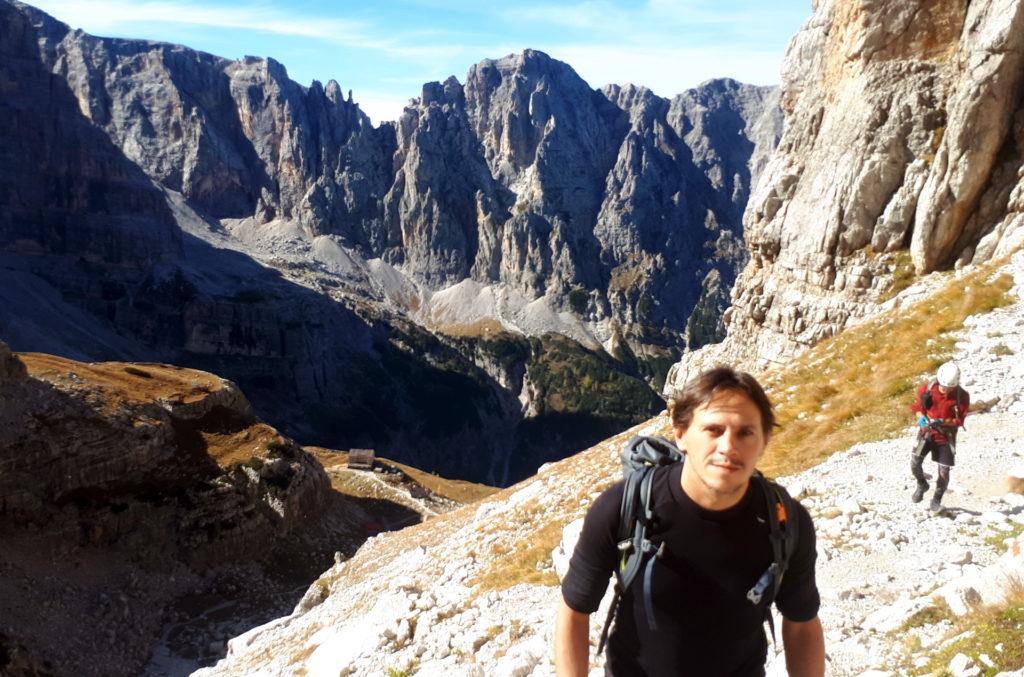risaliamo verso l&#039;Alimonta: sotto di noi si scorge il Brentei, che raggiungeremo successivamente