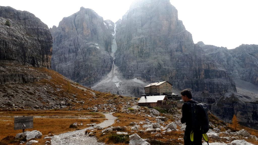 Eccoci arrivati al Rifugio Brentei, sovrastato dal Crozzon del Brenta