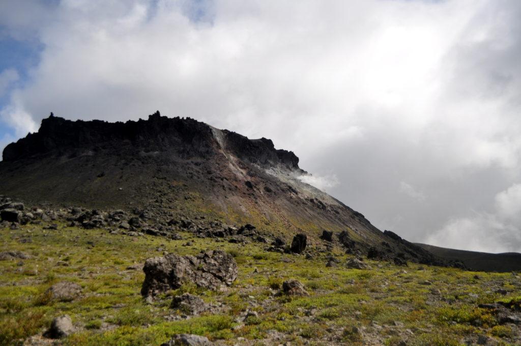 il cratere, attivo, al centro della caldera