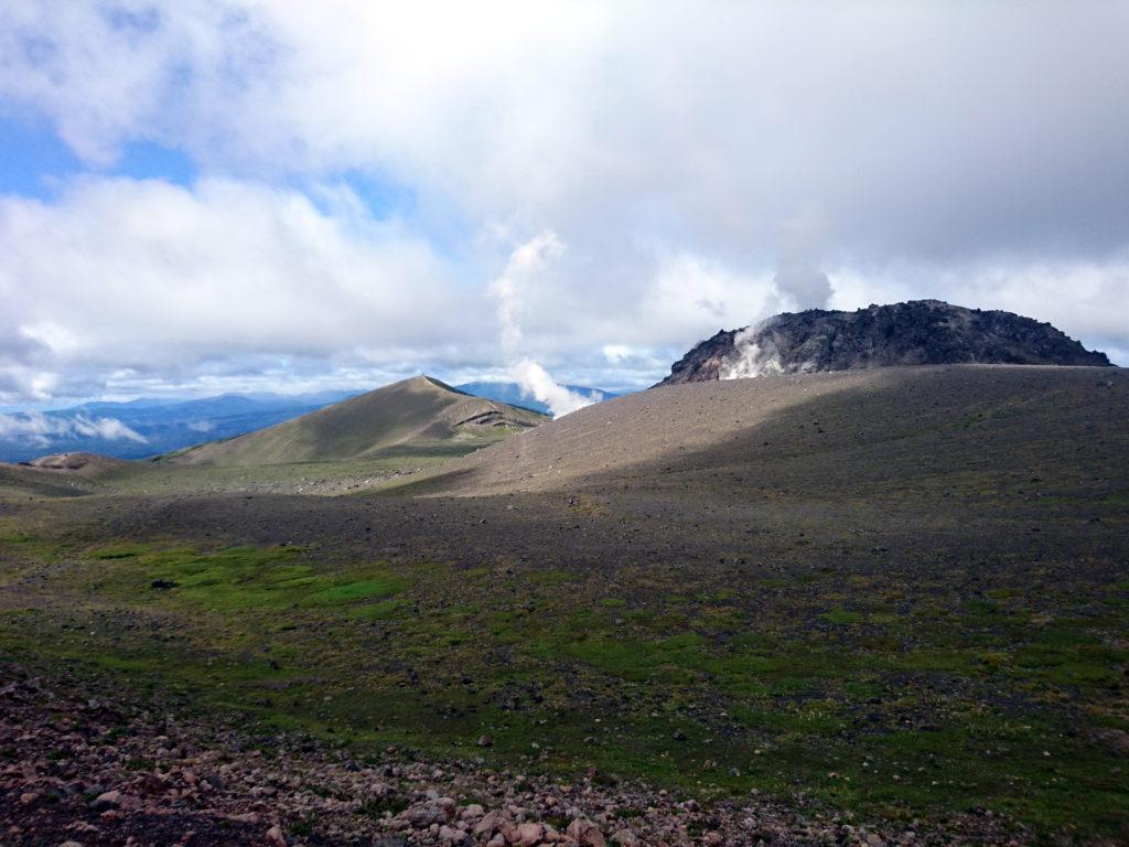 arrivati sulla caldera il sentiero compie un periplo sul suo perimetro