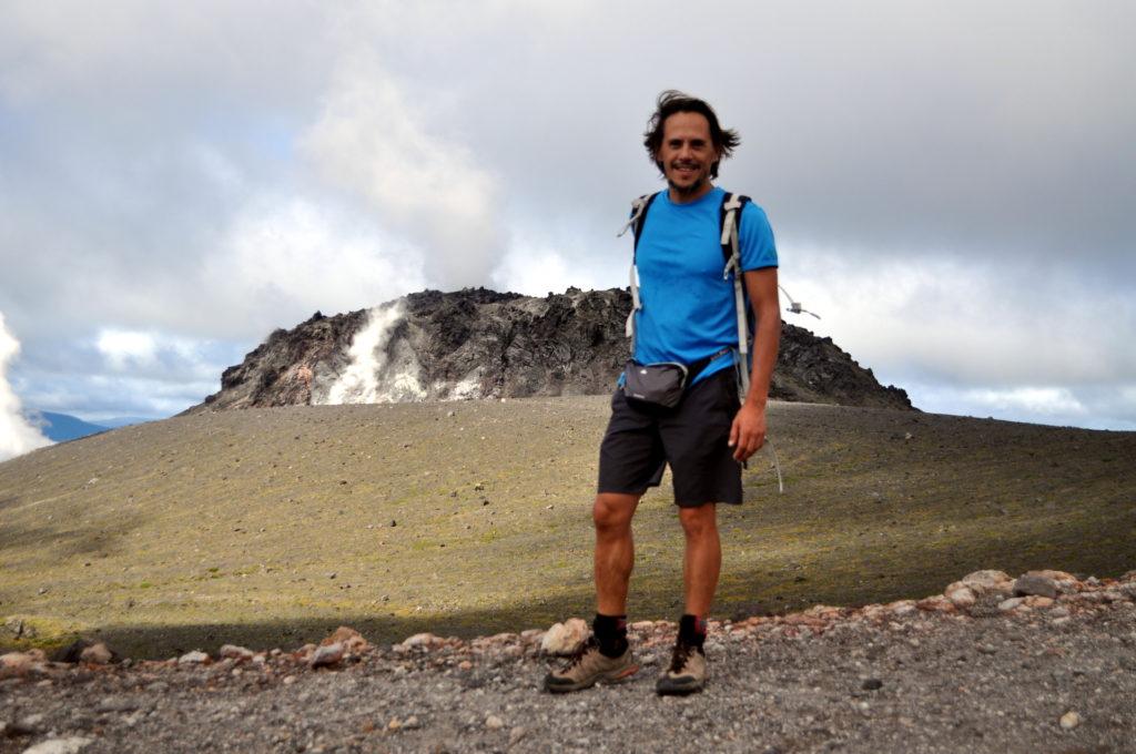 gabri e il vulcano fumante, sullo sfondo