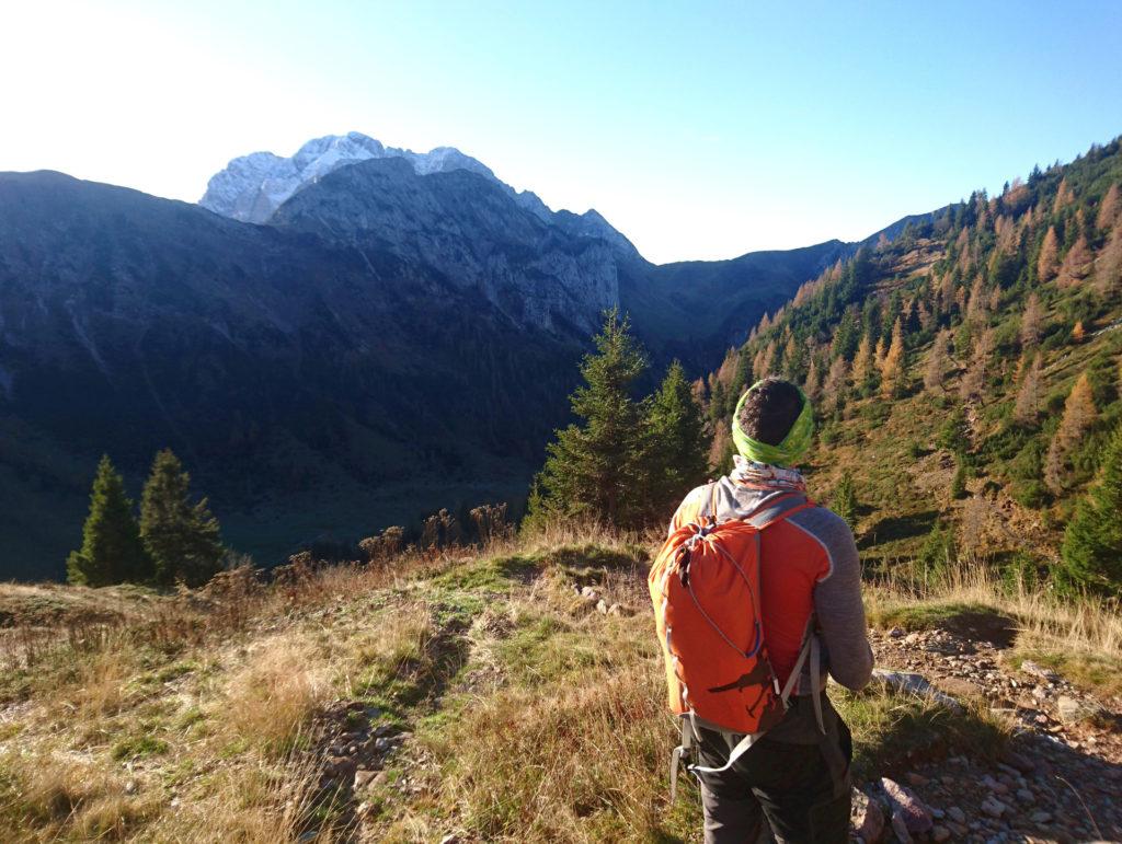 Ci alziamo di un centinaio di metri guadagnando il primo sole. Intanto, spunta la cima dell'Arera sullo sfondo