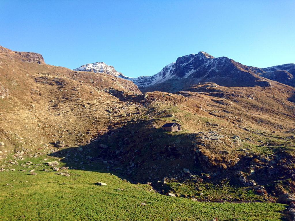 la graziosa baita a metà strada verso il passo di Mezzeno