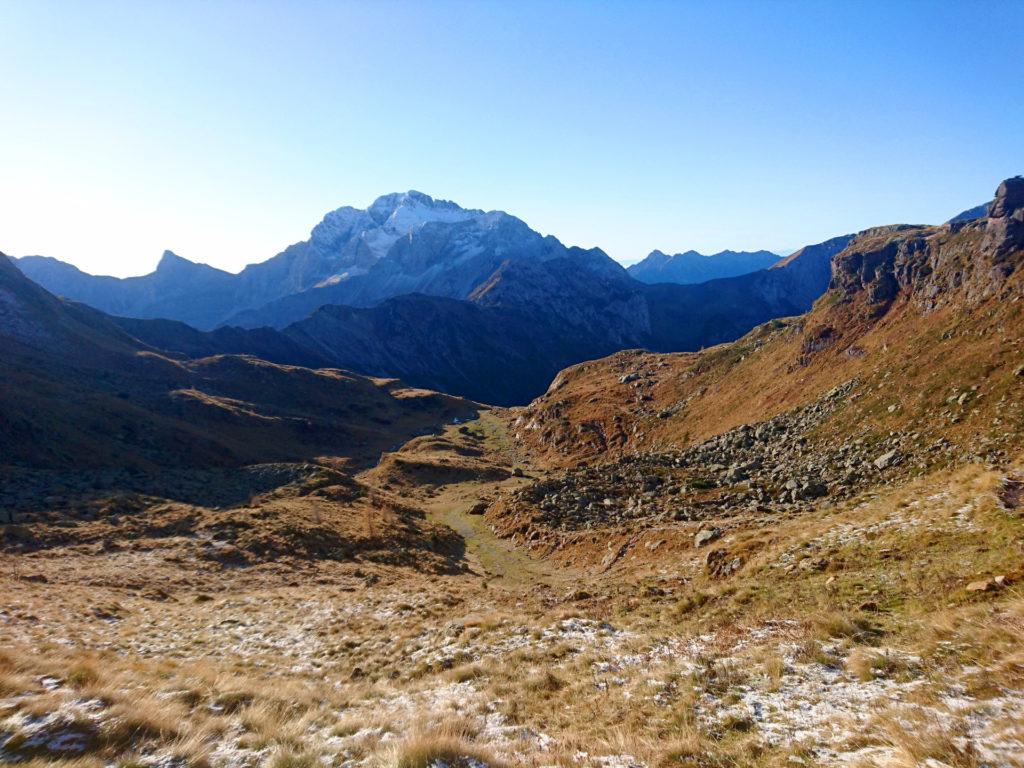 guardando in direzione opposta, spicca l'Arera in tutto il suo splendore