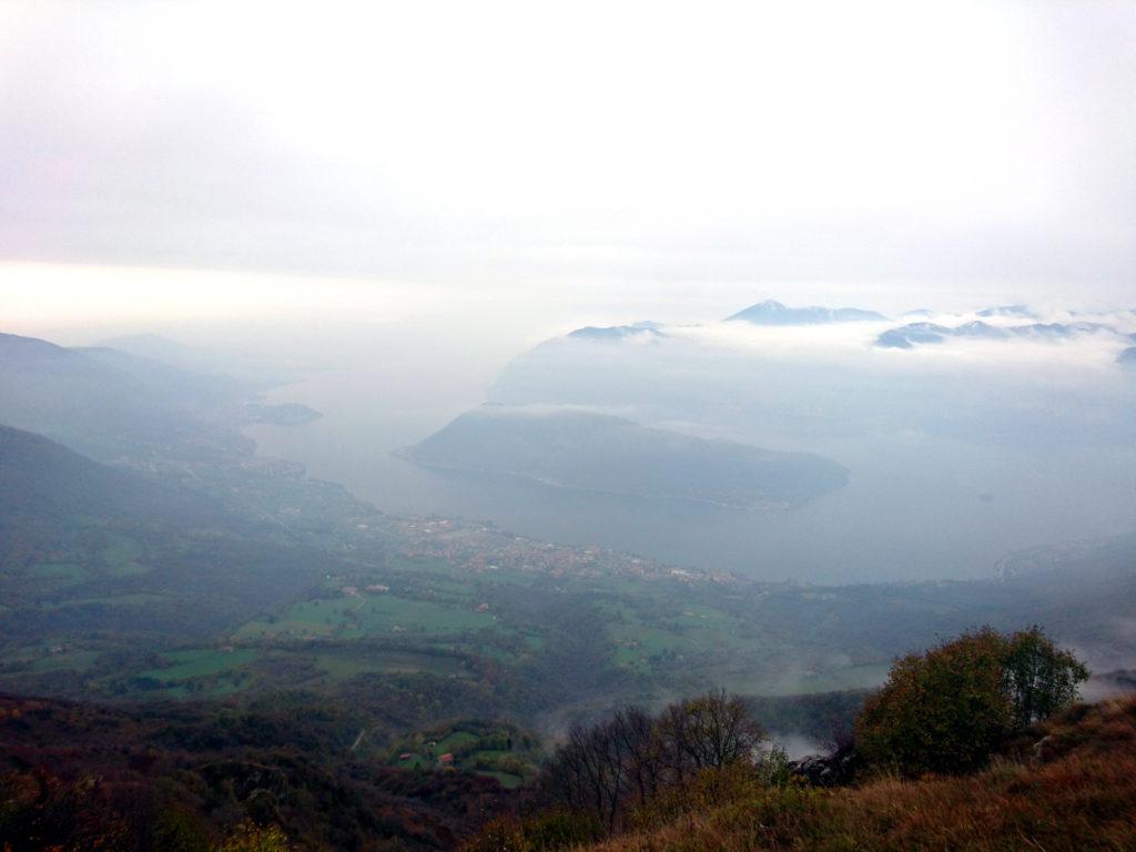 verso il Lago d'Iseo: con una giornata migliore dev'essere bellissimo!