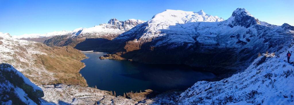 panoramica dal passo di Mezzeno guardando verso i Laghi Gemelli. La punta bianca in centro a destra è la nostra cima