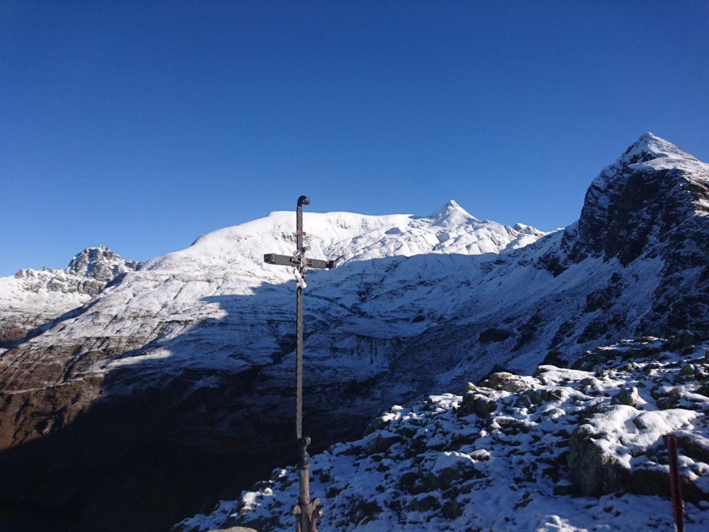 la croce del Passo dei Laghi Gemelli con il Pizzo Farno sullo sfondo