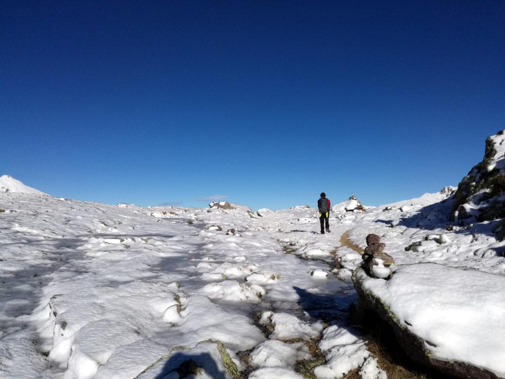 seguiamo gli abbondanti ometti che ci permettono di rimanere in traccia anche se tutto è ricoperto da neve