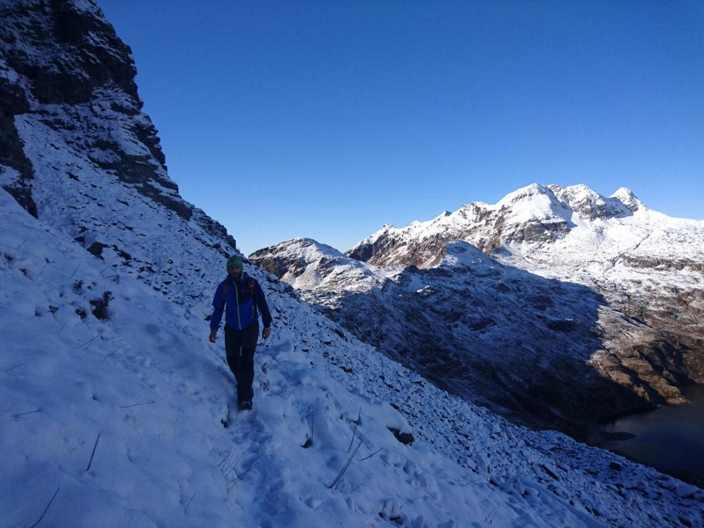 il traverso che dal passo Laghi Gemelli porta in direzione del passo di Valsanguigno