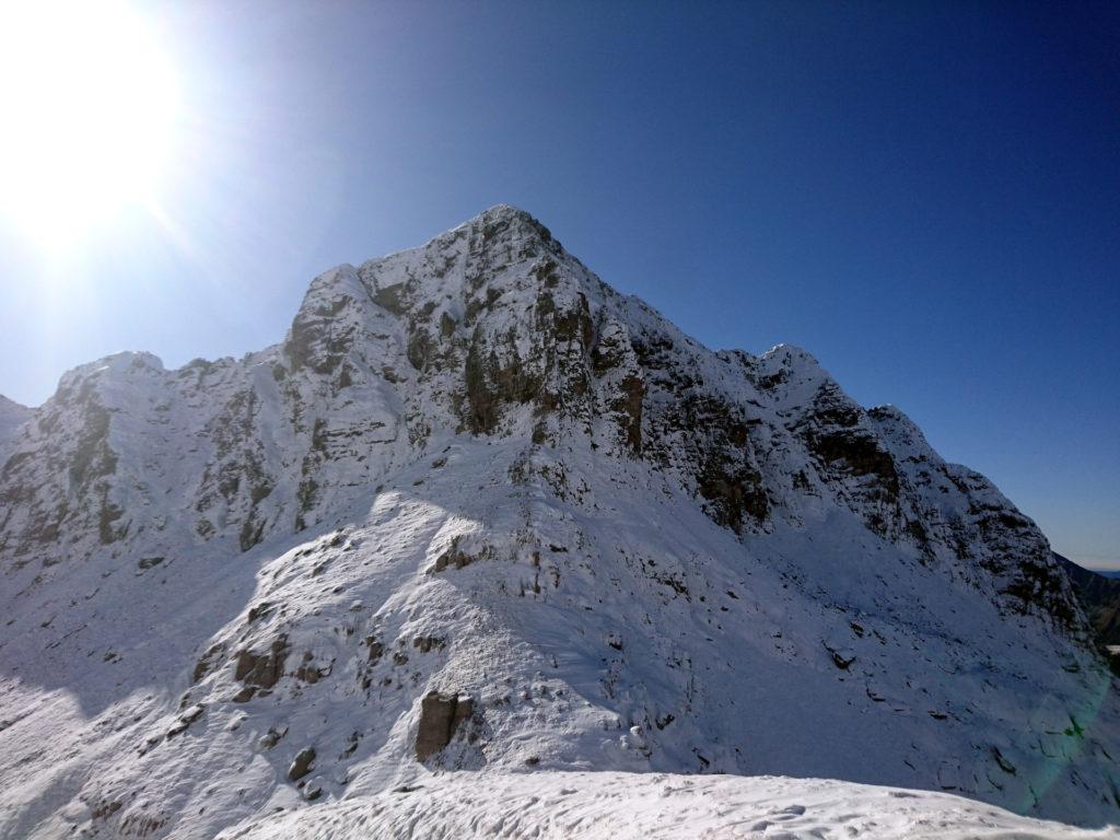 dal passo, la Cima Corte fa la sua porca figura. Teniamo in considerazione per una prossima uscita